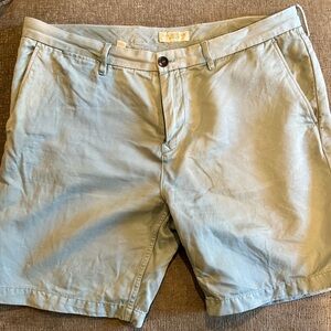 Burberry men’s short.